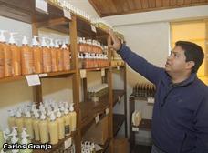 La Fundaci&oacute;n Chankuap se dedica a la exportaci&oacute;n de productos elaborados a base de derivados naturales con la participaci&oacute;n de comunidades ind&iacute;genas. Pa&uacute;l Ar&eacute;valo muestra sus productos.